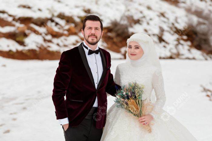 elife enes kis mevsimi karda dugun fotograflari ve tesetturlu dugun pozlari 03