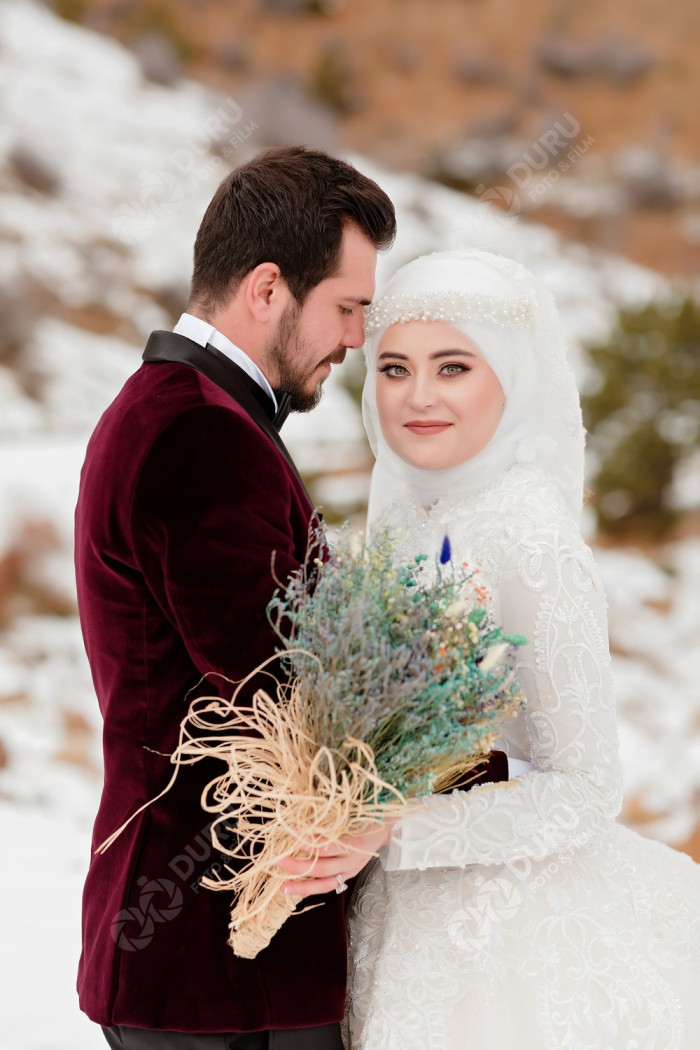 elife enes kis mevsimi karda dugun fotograflari ve tesetturlu dugun pozlari 05