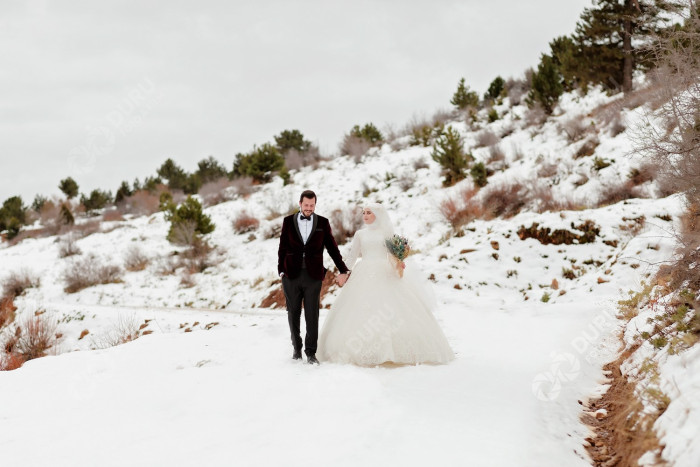 elife enes kis mevsimi karda dugun fotograflari ve tesetturlu dugun pozlari 18