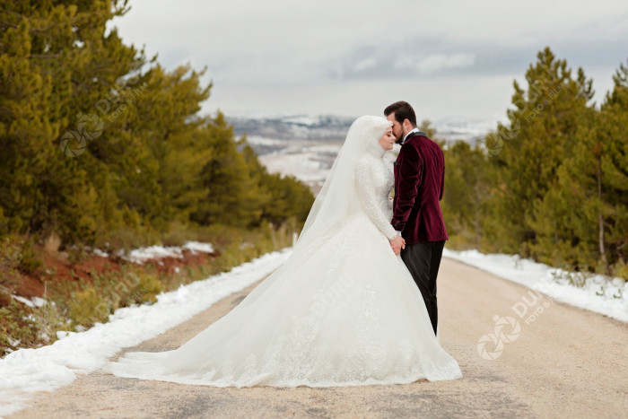 elife enes kis mevsimi karda dugun fotograflari ve tesetturlu dugun pozlari 26