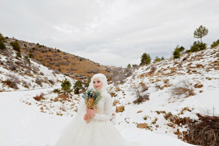 elife enes kis mevsimi karda dugun fotograflari ve tesetturlu dugun pozlari 40