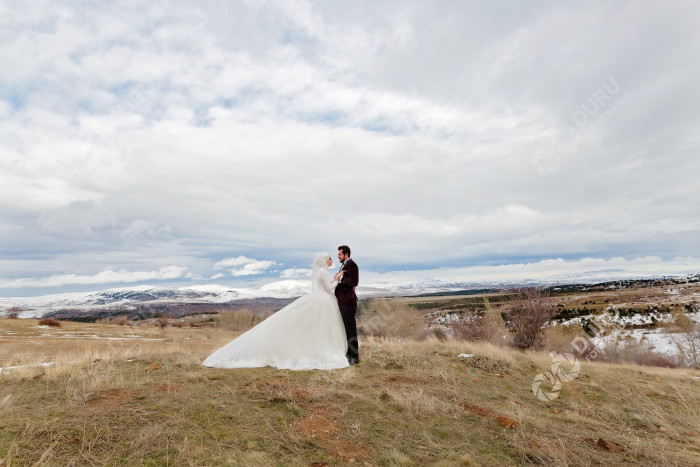 elife enes kis mevsimi karda dugun fotograflari ve tesetturlu dugun pozlari 41